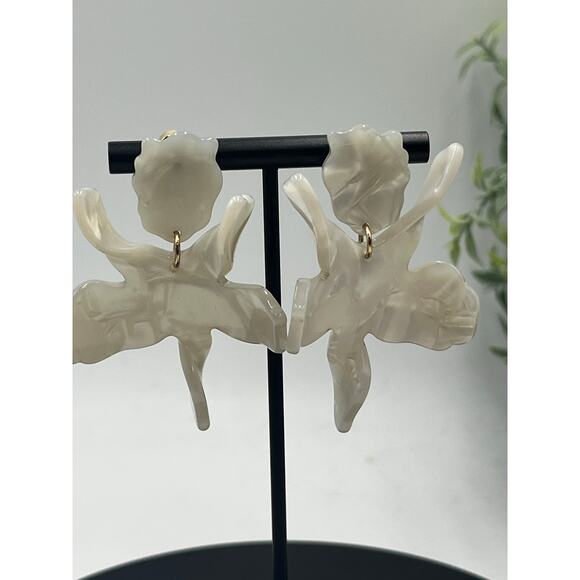 Lele Sadoughi Signed Cream Mother of Pearl Acetate Paper Lily Drop Earrings - Picture 8 of 9